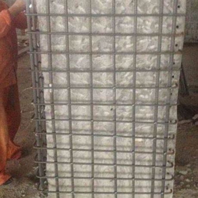 在外包鋼加固梁柱時，當梁柱有彎曲不平整時是否須要處理？如何加固處理？